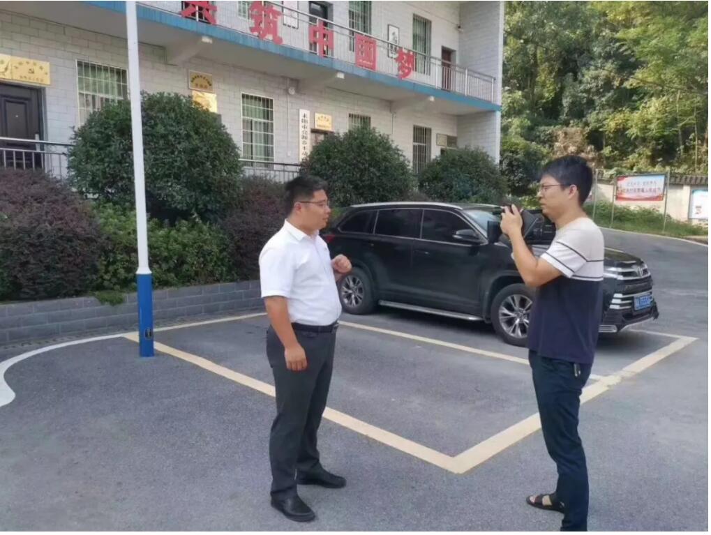 源碼愛心捐贈(zèng)太陽(yáng)能智慧路燈，照亮亮源鄉(xiāng)精準(zhǔn)扶貧路