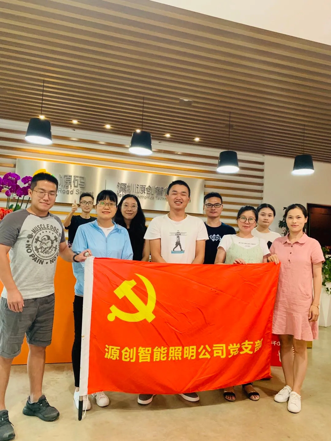 喜逢中秋加國(guó)慶，月圓家圓就團(tuán)圓