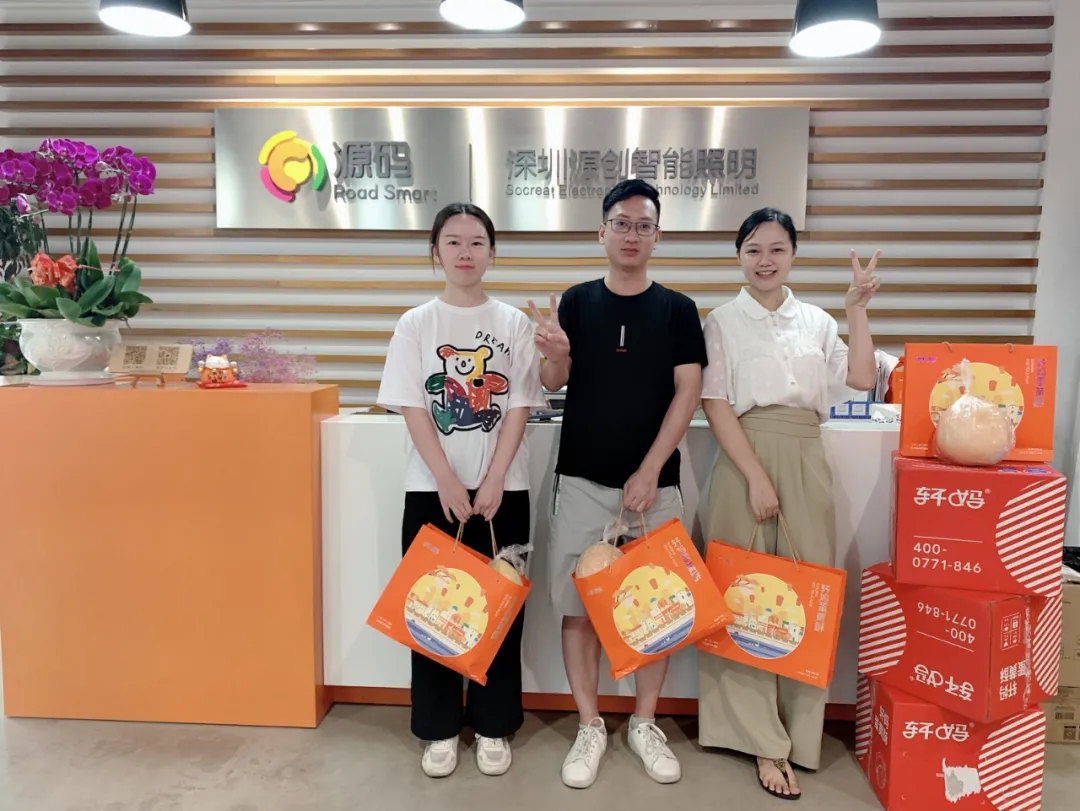 喜逢中秋加國(guó)慶，月圓家圓就團(tuán)圓