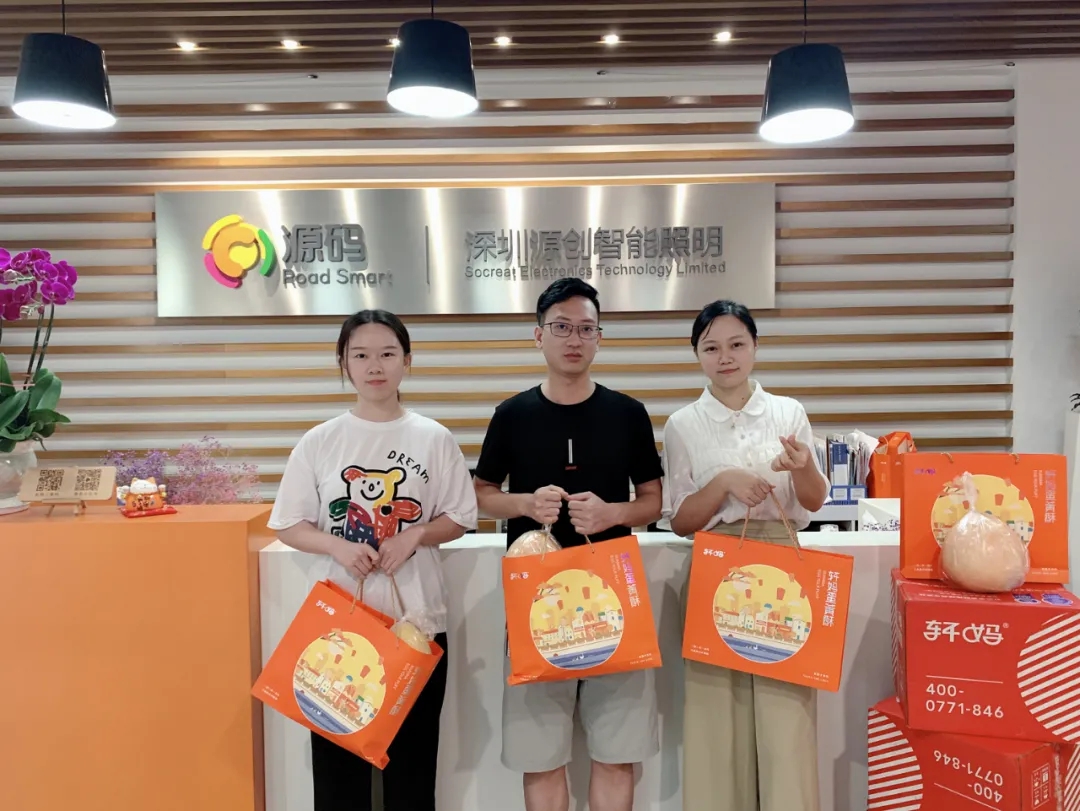 喜逢中秋加國(guó)慶，月圓家圓就團(tuán)圓